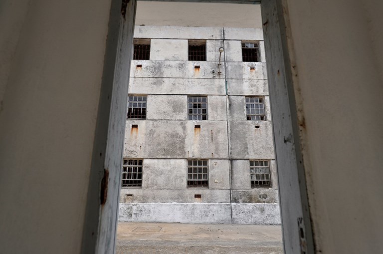 As janelas das celas vistas de dentro da prisão política de Peniche