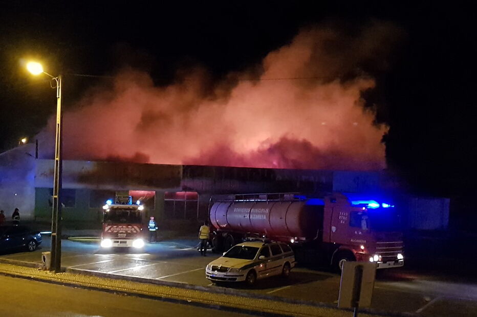 Quatro crianças sobrevivem a incêndio que deflagrou em loja de Santarém