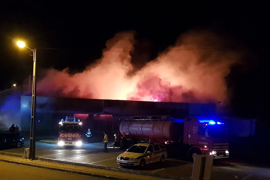 Quatro crianças sobrevivem a incêndio que deflagrou em loja de Santarém