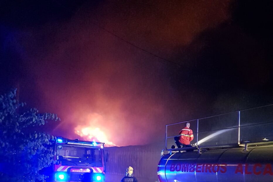 Quatro crianças sobrevivem a incêndio que deflagrou em loja de Santarém