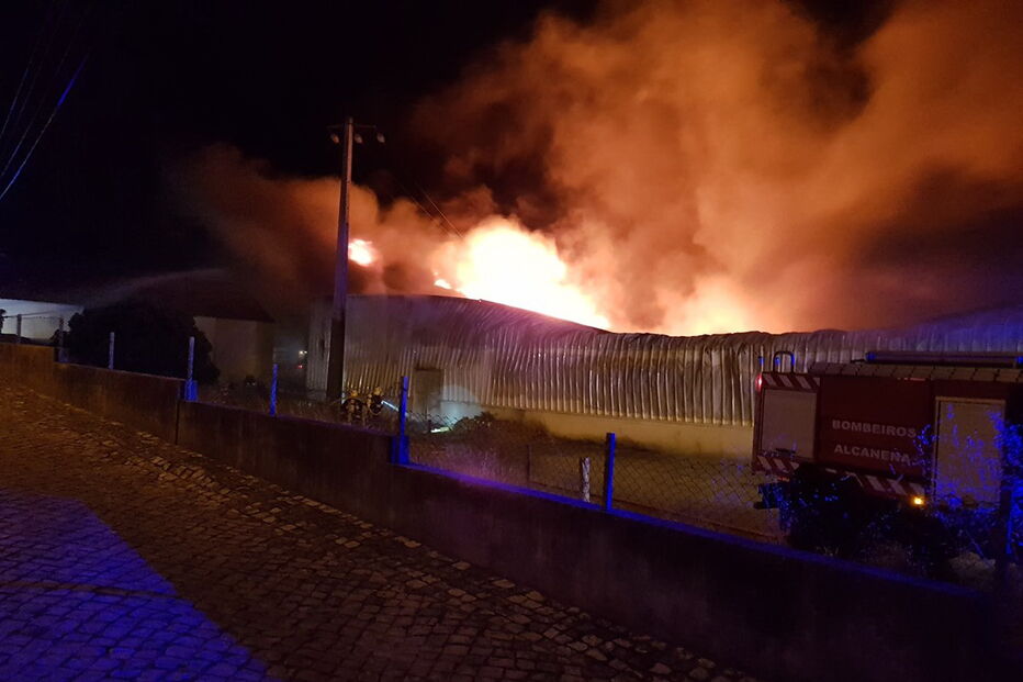 Quatro crianças sobrevivem a incêndio que deflagrou em loja de Santarém