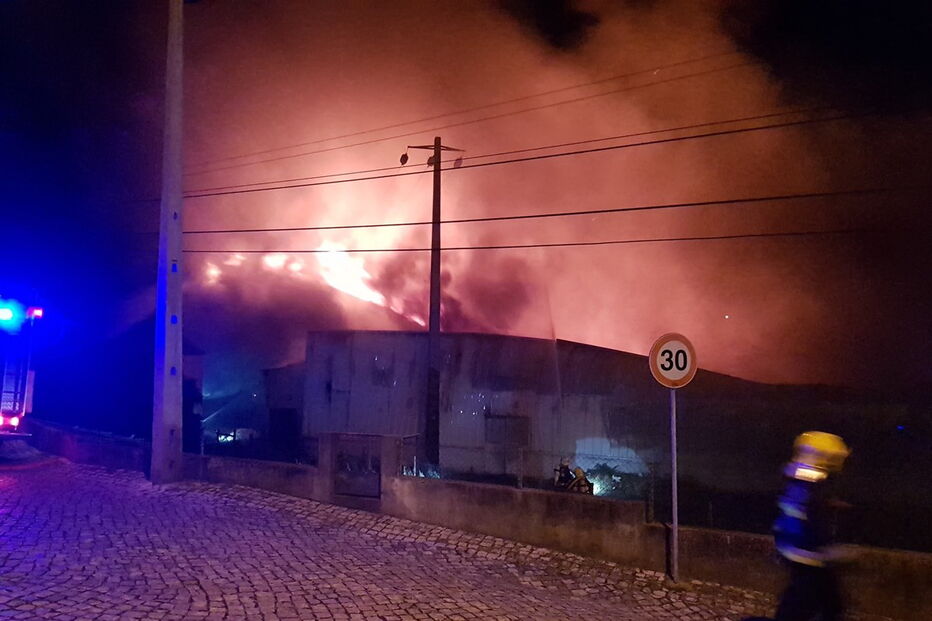 Quatro crianças sobrevivem a incêndio que deflagrou em loja de Santarém