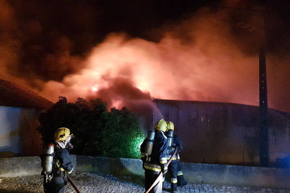 Quatro crianças sobrevivem a incêndio que deflagrou em loja de Santarém