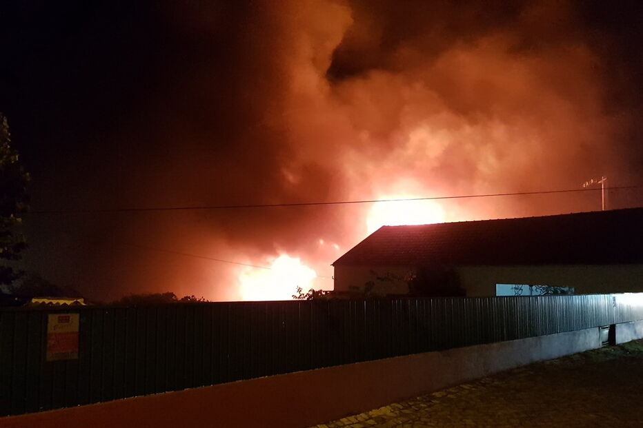 Quatro crianças sobrevivem a incêndio que deflagrou em loja de Santarém