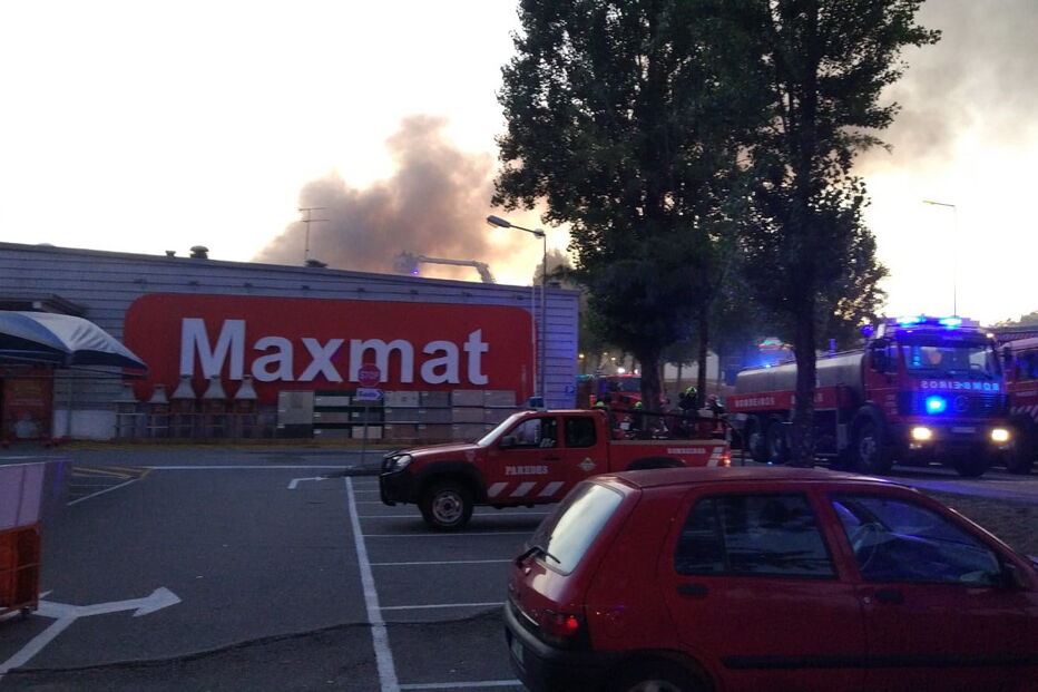 Vídeo mostra incêndio que consome loja da Maxmat em Paredes