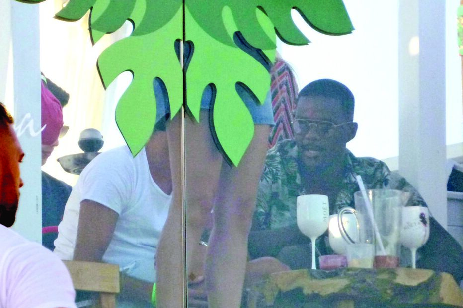 William Carvalho esteve em festa noturna em Vilamoura