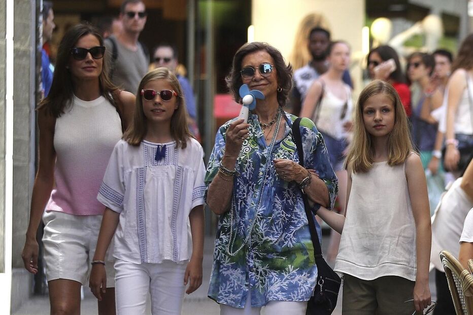 Letizia e as filhas passearam com Sofia em Maiorca