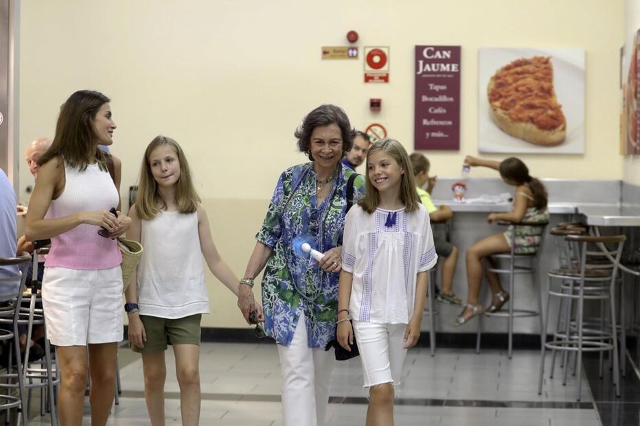 Letizia e as filhas passearam com Sofia em Maiorca