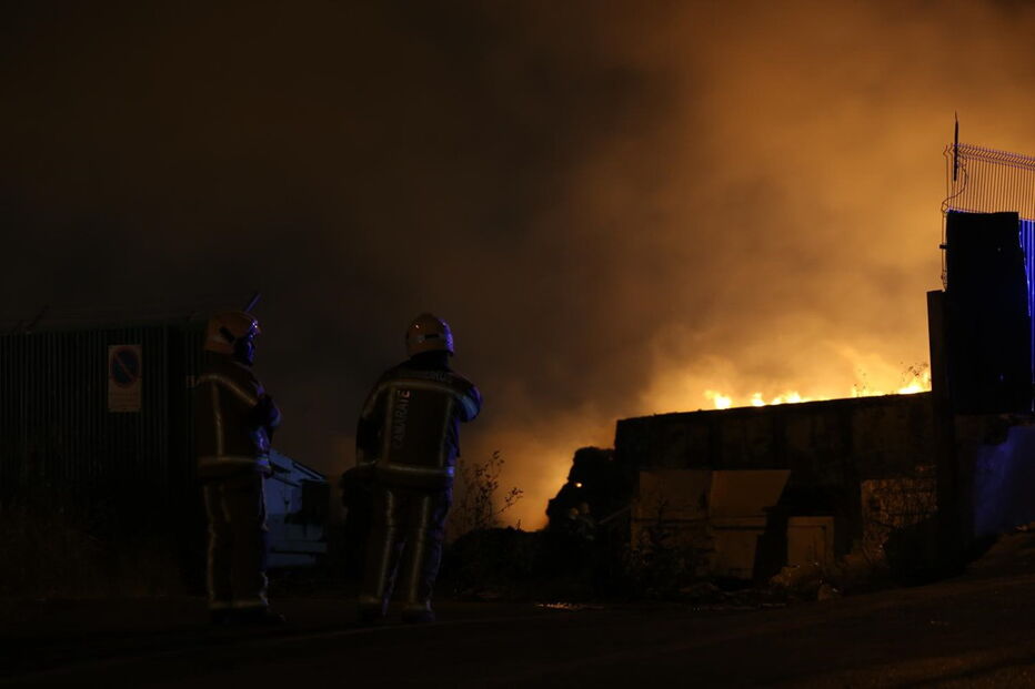 Incêndio em Camarate destruiu armazém e deixou Grande Lisboa debaixo de fumo