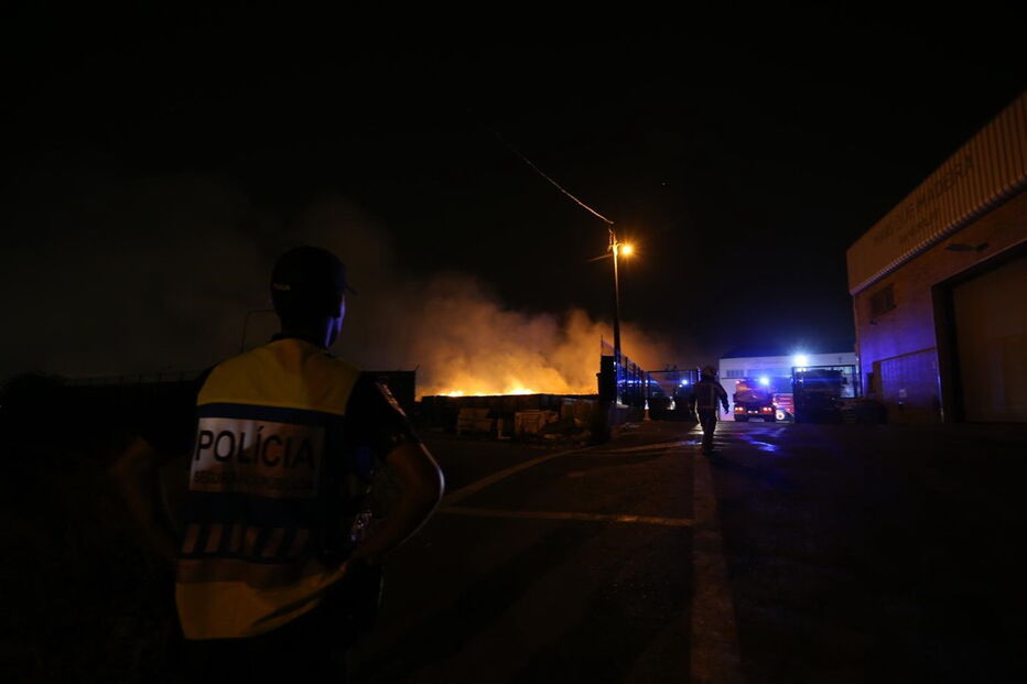 Incêndio em Camarate destruiu armazém e deixou Grande Lisboa debaixo de fumo
