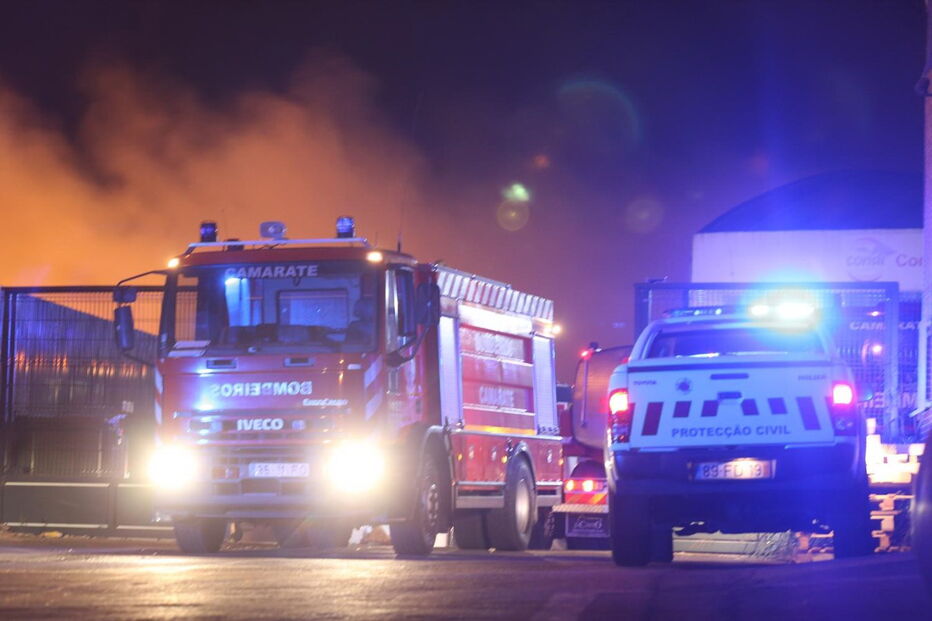 Incêndio em Camarate destruiu armazém e deixou Grande Lisboa debaixo de fumo