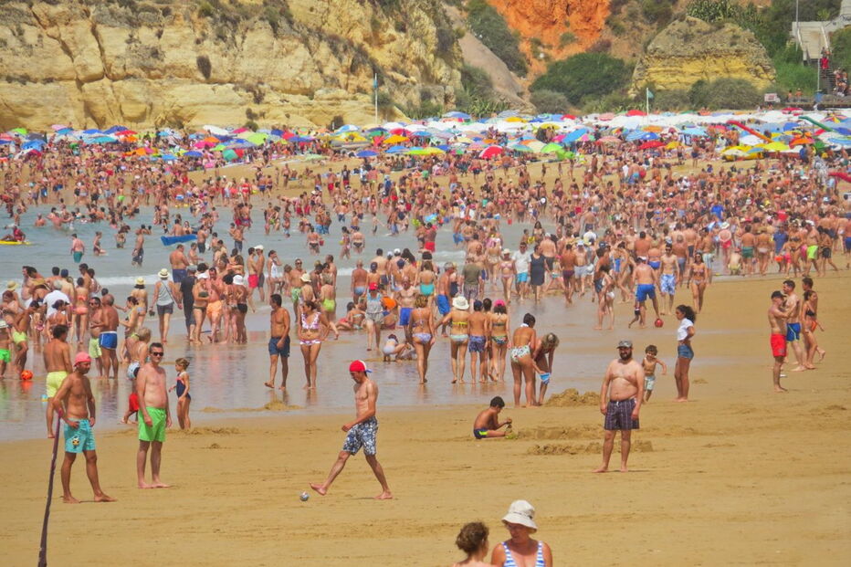 Banhistas encheram a Praia da Rocha, em Portimão, num dos dias mais quentes do ano