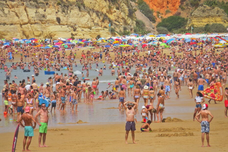 Banhistas encheram a Praia da Rocha, em Portimão, num dos dias mais quentes do ano