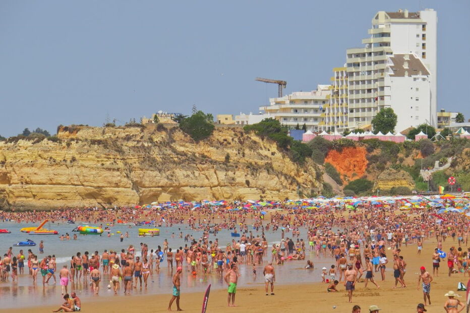 Banhistas encheram a Praia da Rocha, em Portimão, num dos dias mais quentes do ano