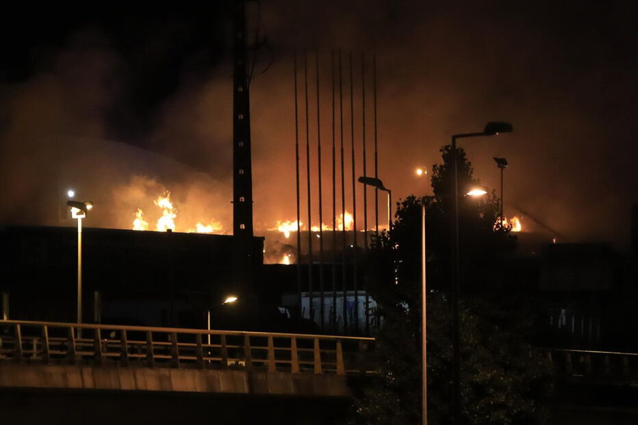 Incêndio em Camarate destruiu armazém e deixou Grande Lisboa debaixo de fumo