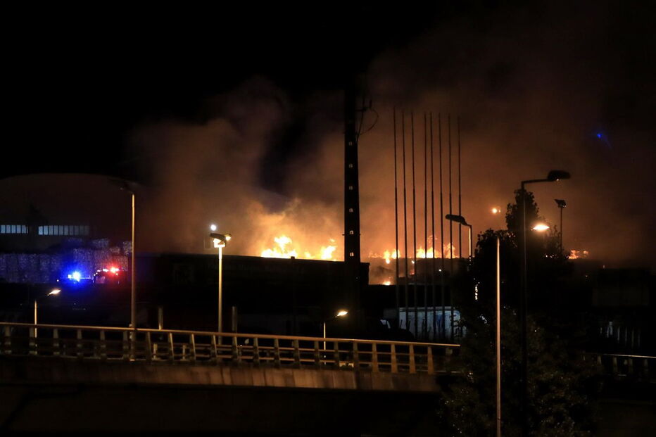 Incêndio em Camarate destruiu armazém e deixou Grande Lisboa debaixo de fumo