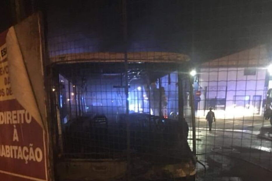 Autocarro arde na TST do Laranjeiro