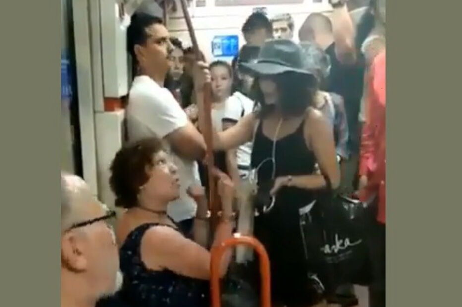 Mulher grita contra imigrante no metro de Madrid