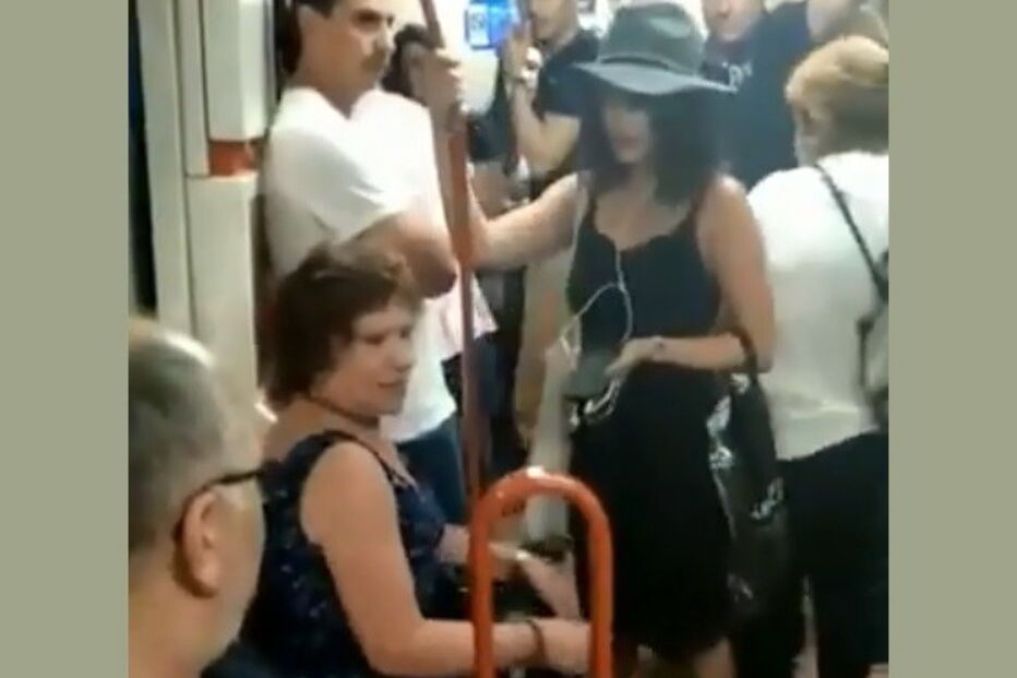 Mulher grita contra imigrante no metro de Madrid