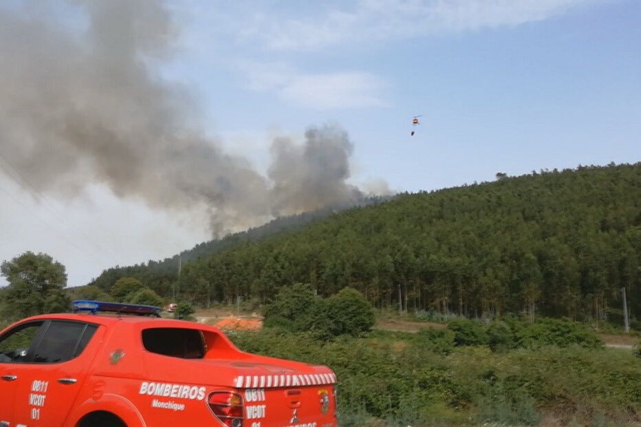 Fogo não está a colocar em risco pessoas ou bens