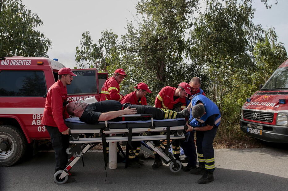 Bombeiros combatem incêndio na Serra de Monchique