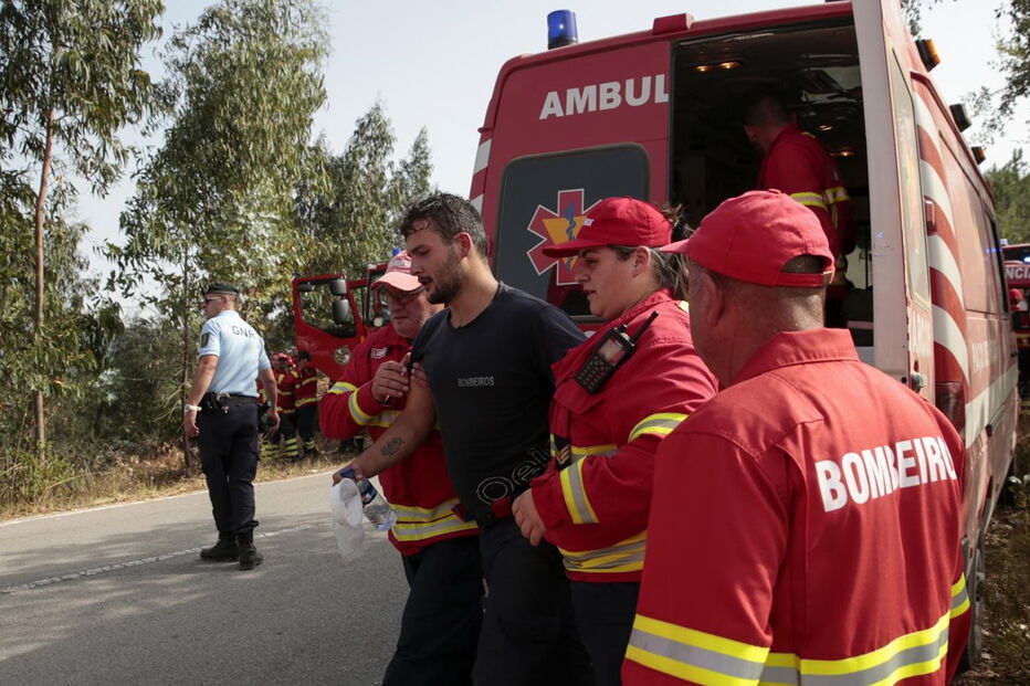 Bombeiros combatem incêndio na Serra de Monchique