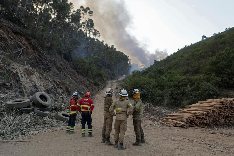 Bombeiros combatem incêndio na Serra de Monchique