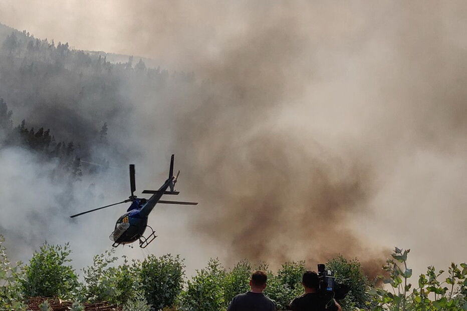 Bombeiros combatem incêndio na Serra de Monchique