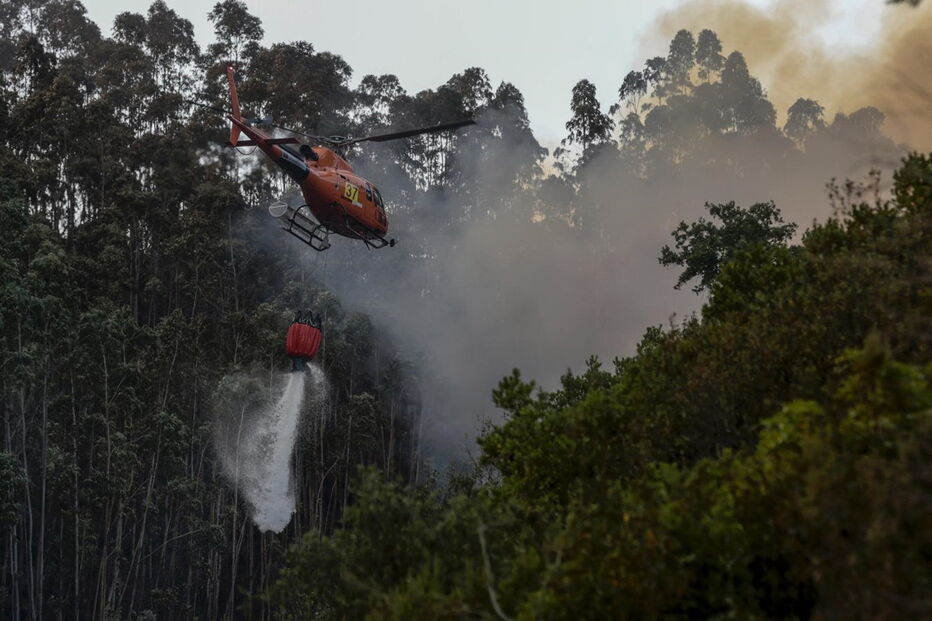 Bombeiros combatem incêndio na Serra de Monchique