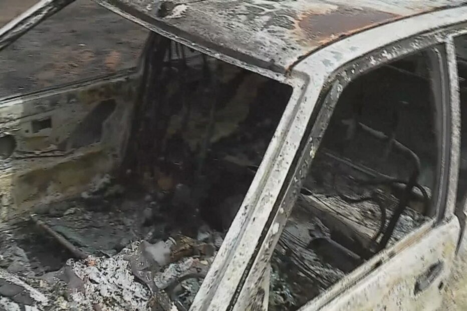 Carros destruídos pelos fogos