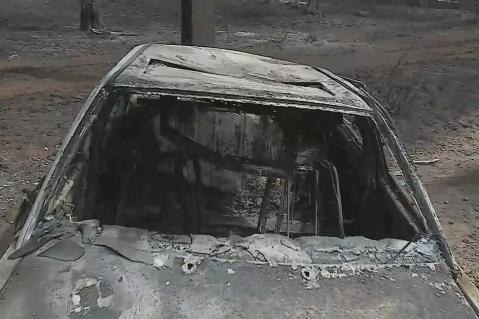 Carros destruídos pelos fogos