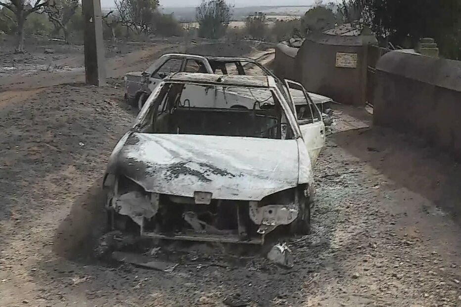 Carros destruídos pelos fogos