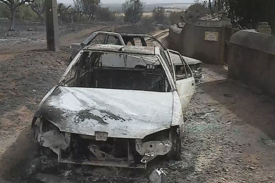 Carros destruídos pelos fogos