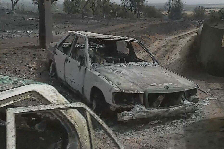 Carros destruídos pelos fogos