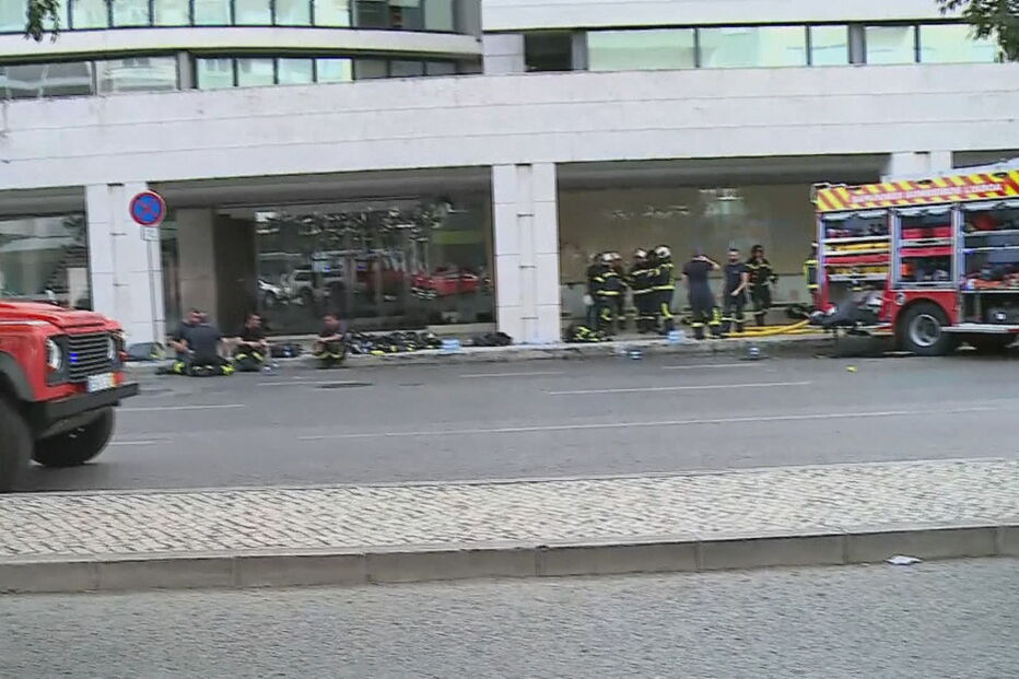 Fogo em garagem corta trânsito em São Sebastião, Lisboa