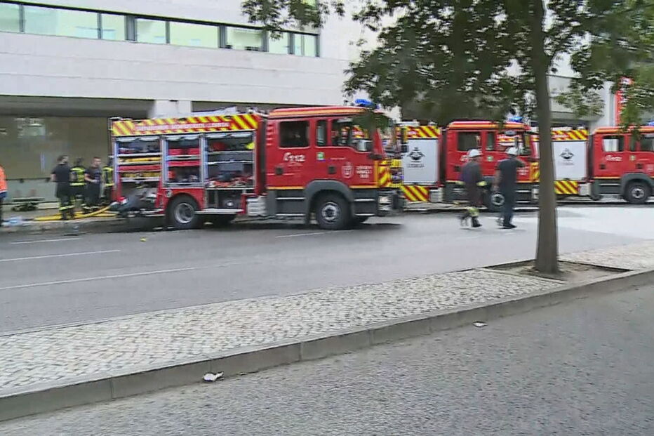 Fogo em garagem corta trânsito em São Sebastião, Lisboa