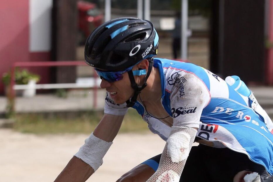 Matteo Badilatti após ser assistido pelos médicos devido a uma queda durante a 3ª etapa da 80ª Volta a Portugal 