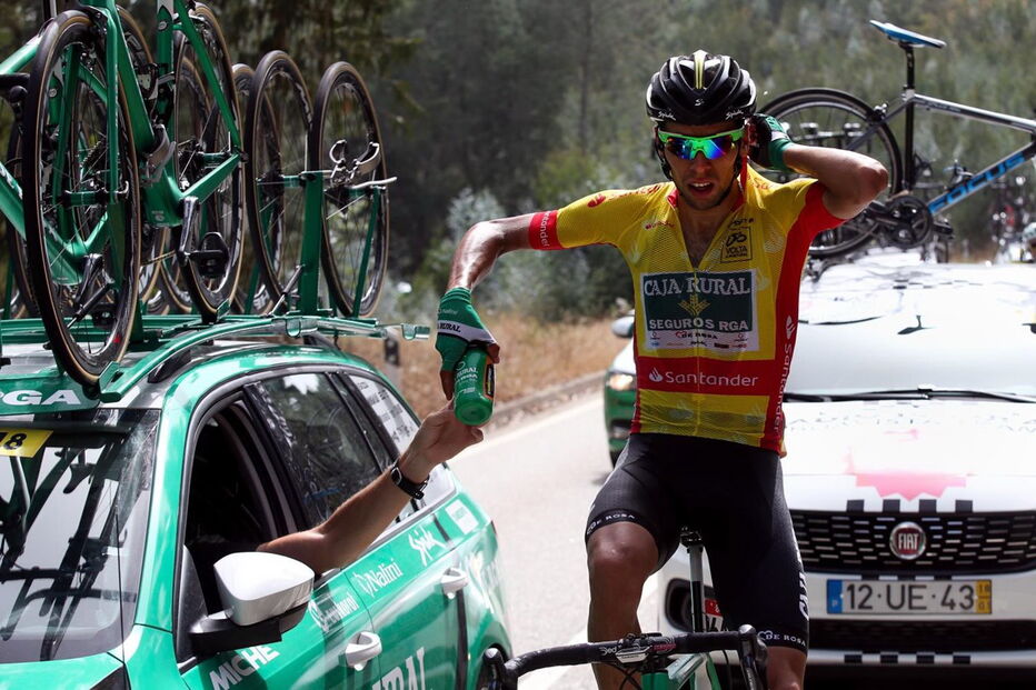 Rafael Reis abastece-se de líquidos numa etapa com temperaturas acima dos 40 graus durante a 3ª etapa da 80ª Volta a Portugal em Bicicleta