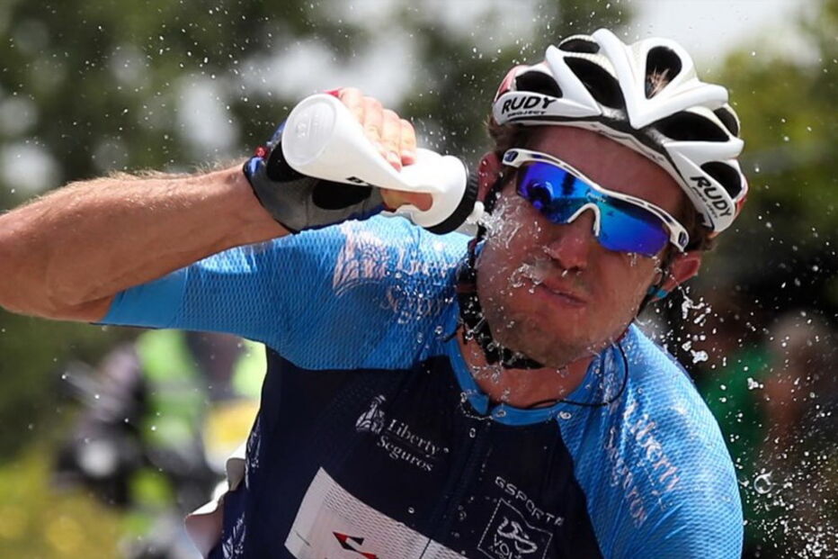 Mario Vogt refresca-se após vencer uma contagem de montanha durante a 3ª etapa da prova