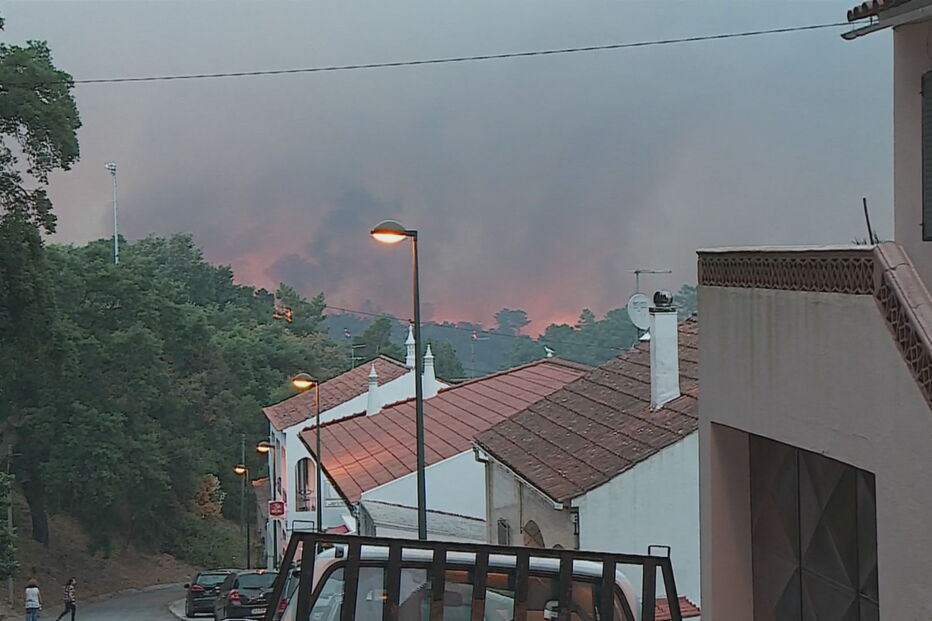 Fogo já está na vila 