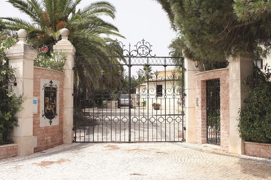 Inglesa Christine Yates foi morta pelo filho, Louis Yates, na casa onde viviam, em Lagoa