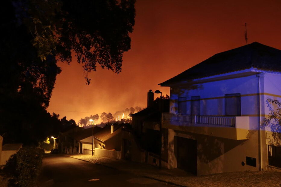 Mil operacionais combatem as chamas em Monchique