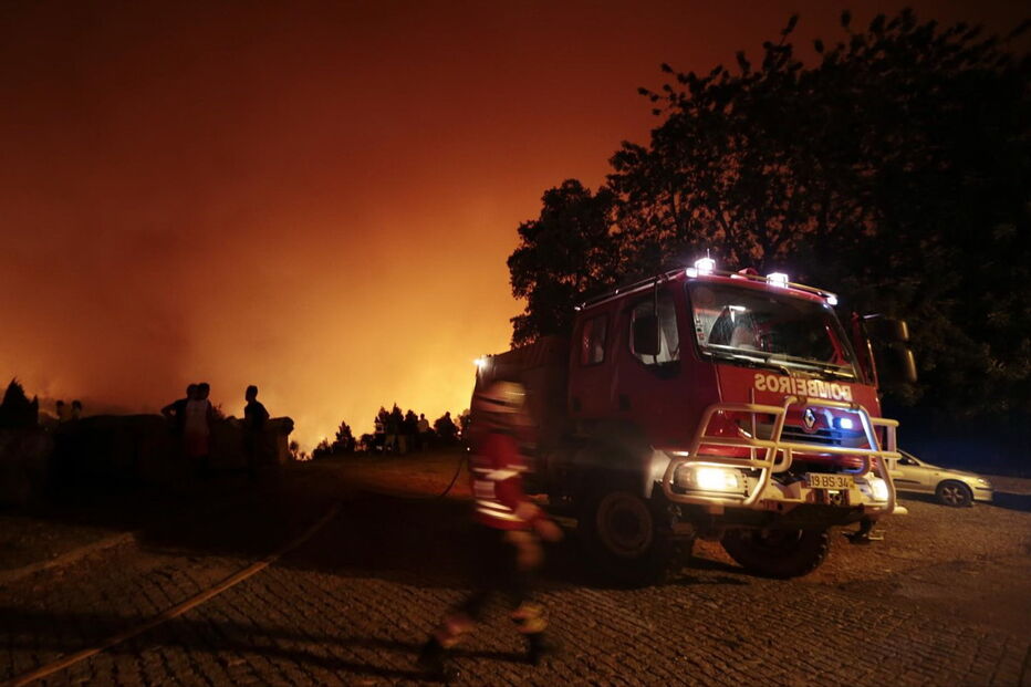 Mil operacionais combatem as chamas em Monchique