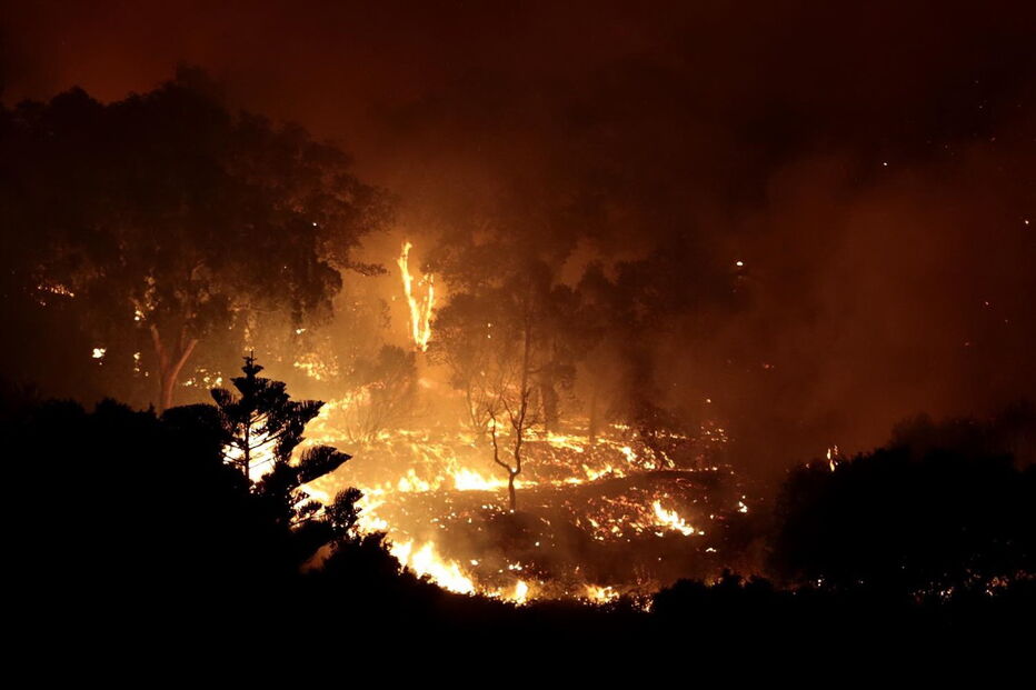 Mil operacionais combatem as chamas em Monchique