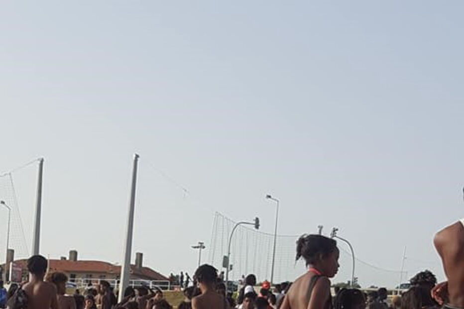 Vídeos mostram lixo em praias e ruas de Cascais