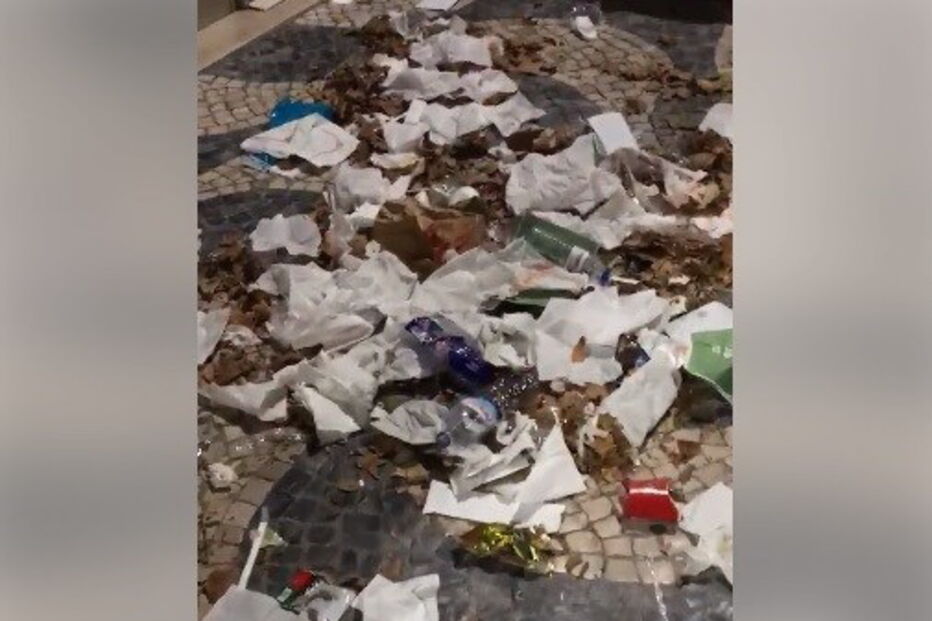 Vídeos mostram lixo em praias e ruas de Cascais