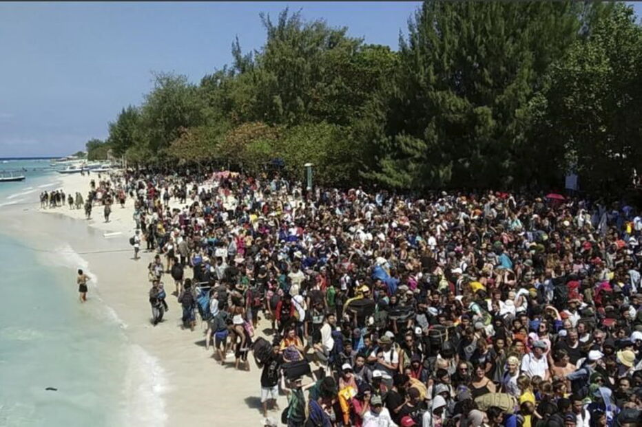 Vídeo mostra centenas de turistas a tentar abandonar a Indonésia após o terramoto