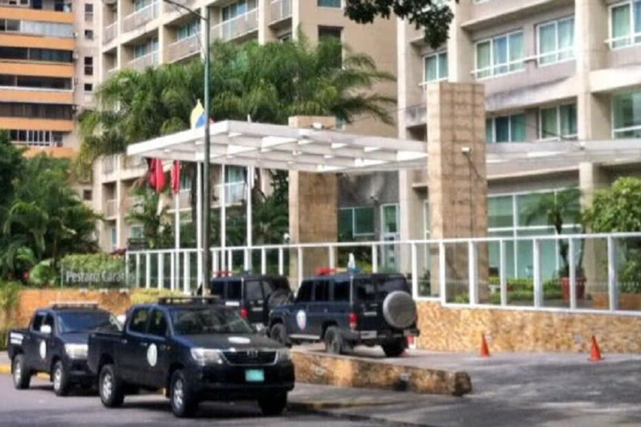 Viaturas dos serviços secretos junto ao hotel Pestana em Caracas