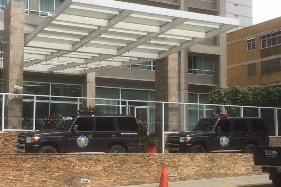  Viaturas dos serviços secretos junto ao hotel Pestana em Caracas