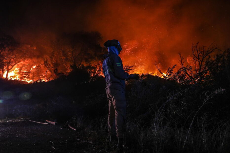 Populares juntam-se a bombeiros e militares no combate ao fogo de Monchique